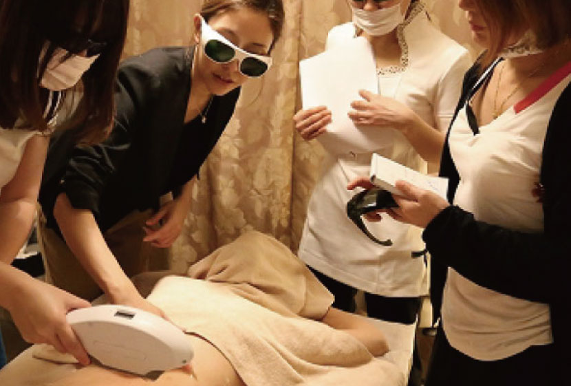 富士美容機のデモ体験の様子